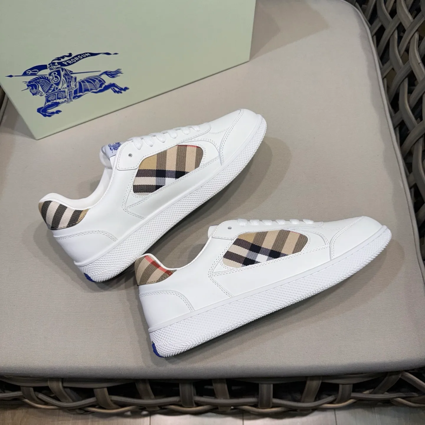 [Burberry] Top P: 680💰Size: 38-44 (45.46 custom-made) Burberry official website synchronized men's classic low-top sneakers | Made of original first-layer cowhide | Decorated with renewed brand logo | First-layer cowhide lining | Heel decorated with Burberry letter embossed logo | Original TPU outsole.